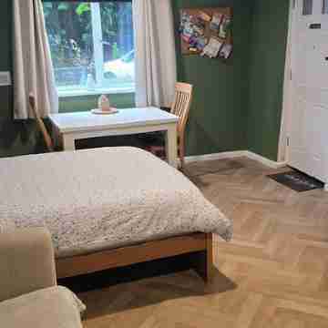 Charming 1-bedroom chalet in fabulous Gwaelod-y-garth with WiFi Rooms