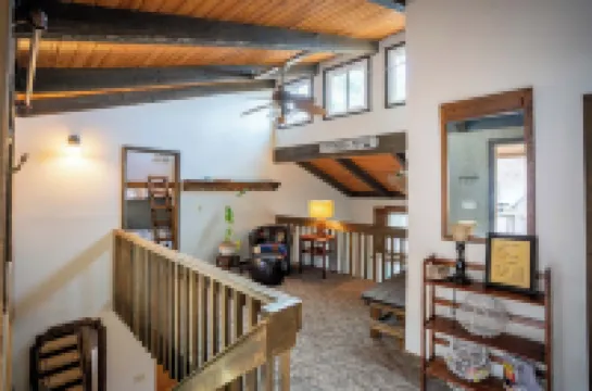 Charming 3-bedroom townhome with AC, WiFi in fabulous McGaheysville