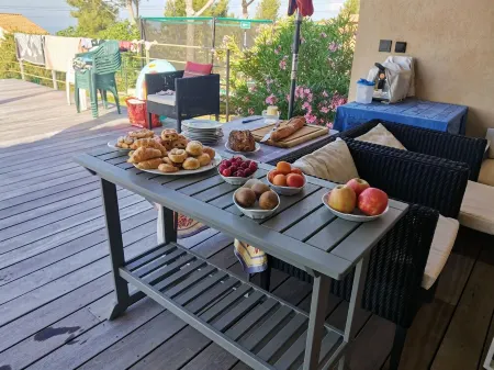 Spacious villa, 4 bedrooms, air-conditioned, infinity pool, sea and hill views!