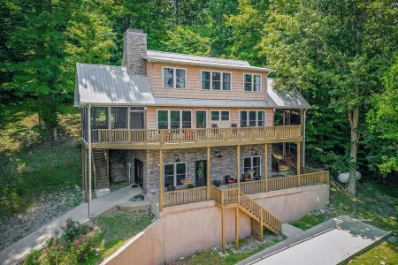 Lakeside Lookout on Center Hill Lake - 4 bedroom lakeside home