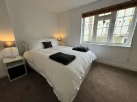Sophisticated and spacious town centre apartment with roof terrace for 4 guests Hotels in Kington