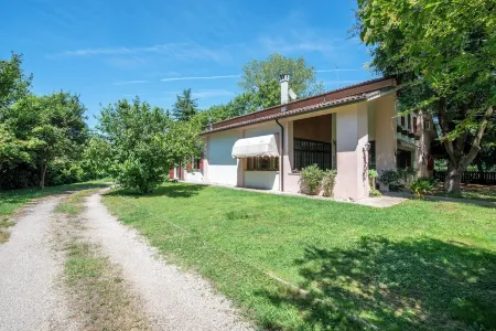 Rustic refinement in the Venetian countryside, pampered by hills and beaches. Отели в г. Силея