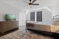 Spacious 5-bedroom historical house in downtown Tarpon Springs with WiFi, AC