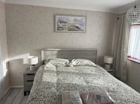 3 Bedroom House Close to Town Centre and Train Station with Driveway and Garden