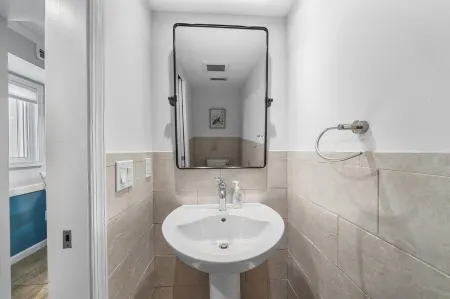 Escape to Paradise in Avalon – Beautiful Condo Just Steps from the Beach Отели в г. Авалон