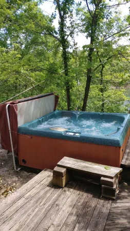 Couples Only Cabin at the Green Cocoon on Table Rock Lake