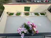 Floral House Hotels in Le Bourget