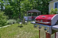 Charming 3Bdr Magnolia Cottage with Seasonal Heated Pool, AC and WiFi in Amenia
