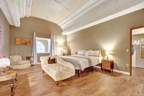 Spacious 4-BR Apt, Fast WiFi in Downtown Memphis. Walk to Convention Center.