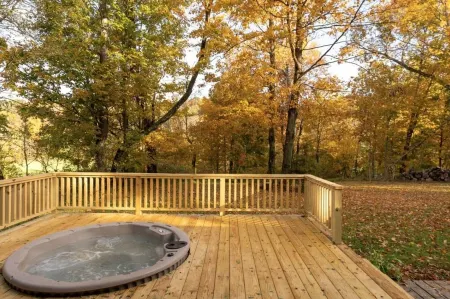 Triple Creek 3 bedroom Cabin near Mohican Park, Malabar Farms & Snow Trails
