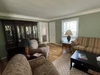 Charming 3-bedroom apartment in serene Grosse Pointe Park, close to lake 그로쓰 포인트 파크 호텔