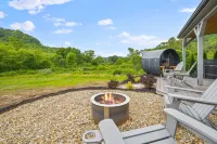 Luxury Airstream Palmera Unit 2 of 6, On-Site Hiking, Private Hot Tub and Sauna