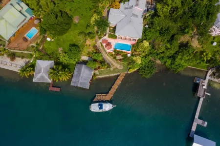 Kayak, Snorkel, Dive Waterfront 2BR 2BA  A/CBeautiful Quiet Caribe bight w/pool Отели в г. Хосе Сантос Гуардиола