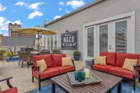 Downtown Waco retreat! 2 blocks to Magnolia Silos! Huge private balcony!