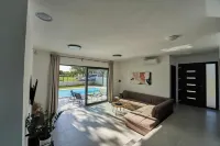 Neues Gebäude. Es Liegt 3,5 km vom Zentrum von Poreč Entfernt