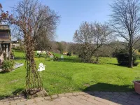 Idyllische Ferienwohnung mit Balkon und Großer Gartenanlage Hotels in Guby