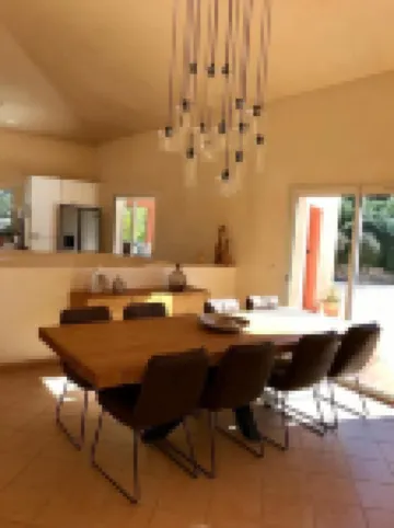 Villa with swimming pool in a quiet natural park