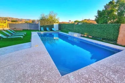 Luxe Desert Oasis, Sparkling Pool and Hidden Speakeasy Room! Hotels near Mystery Castle
