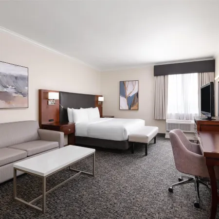 Best Western Plus Downtown Inn  Suites Отели рядом с достопримечательностью «Менил Коллекшен»