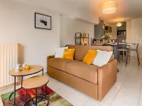 Cosy Apartment with Large Balcony and Private Parking فنادق في لوريان