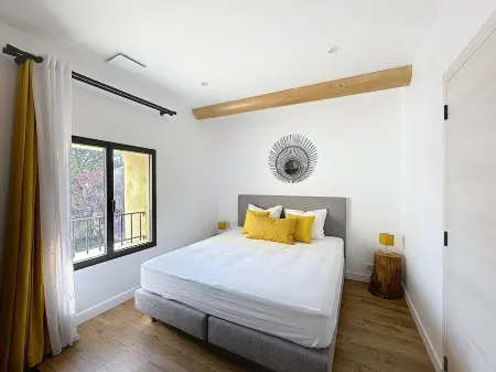 In the middle of 300 olive trees, quiet, part of a farmhouse, with 2 master suites