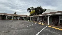 Shamrock Cove Inn - Motels