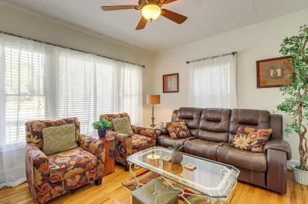 Main Street Home 1 Mile to Callaway Gardens Отели рядом с достопримечательностью «Каллауэй Бразерс Азалея Боул»