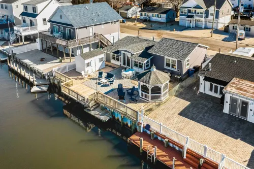 Waterfront Beach Haven West Home w/ Boat Dock - Kæledyr tilladt
