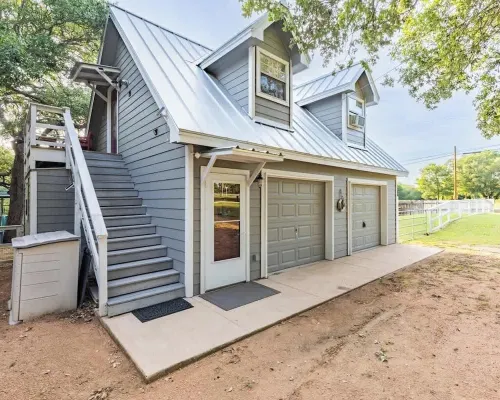 Red Bird Cabin Studio Retreat Hotels in Llano County
