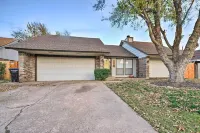 Home w/ Screened Porch ~ 10 Miles to Dtwn OKC! - parking