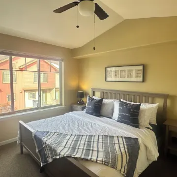 Spacious 3 BDR Pet Friendly, Hottub, Pool