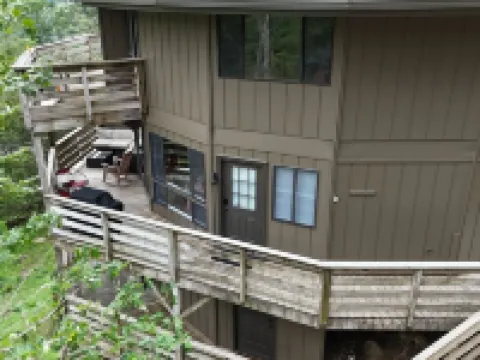 Herman's Hideaway: Remodeled Sugar Mountain Condo, Steps to the Slopes! Hotels in Avery County
