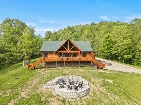 Charming 5-bedroom Cabin with Movie Theater, Hot Tub, and WiFi