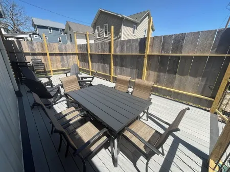 Cozy 2-bedroom apartment in enjoyable Elkader with AC, WiFi, view of downtown Отели в г. Clayton County