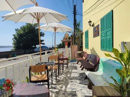 Sangthongrimkhong Hotel Отели в г. That Phanom