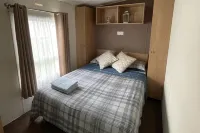 Caravan - Sleeps 10 - Pet Friendly - Parking
