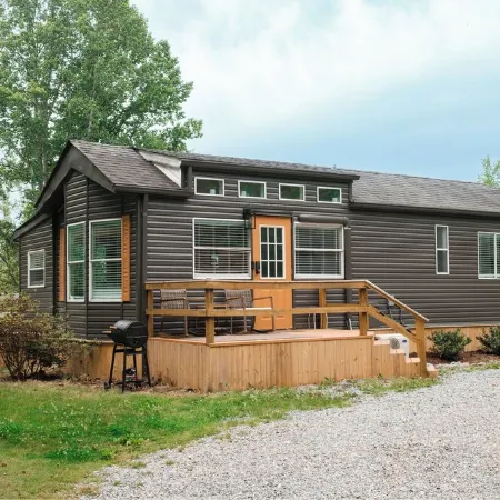 Mountain views, minutes to town, pool opens by May 1!