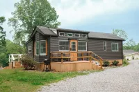 Mountain views, minutes to town, pool opens by May 1!