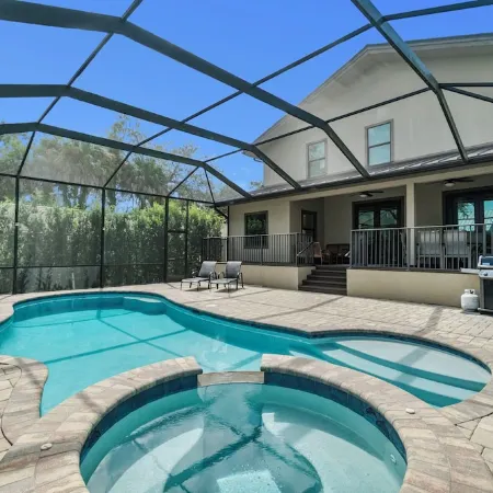 Luxe: Walk to Beach, 2 Kings, Pool & Spa