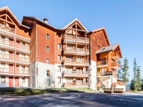 Apartment in Hautes-Alpes with Ski-In Access - 2-Star