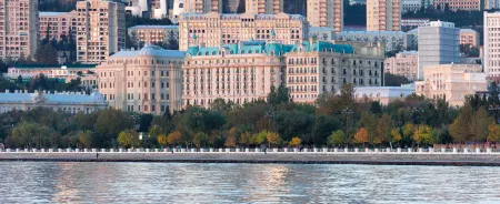 Four Seasons Hotel Baku Отели рядом с достопримечательностью «Дворец Ширваншахов»
