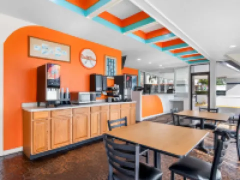 Howard Johnson by Wyndham Vero Beach / Downtown Hotels in Indian River County