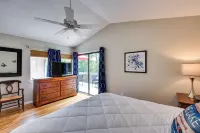 Walk to Lake Keowee: Salem Townhome w/ Deck - Swimmingpools