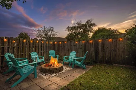 Relaxing 3Br Beach Retreat - Hot Tub, Fire Pit & Games
