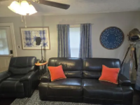 IDA'S COTTAGE...Close to caves and lakes.Beautiful decor...Simply the best!