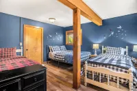 Amazing Views! 2 Fireplaces - Hot Tub - Pool Table - Foosball - Arcade - Grill