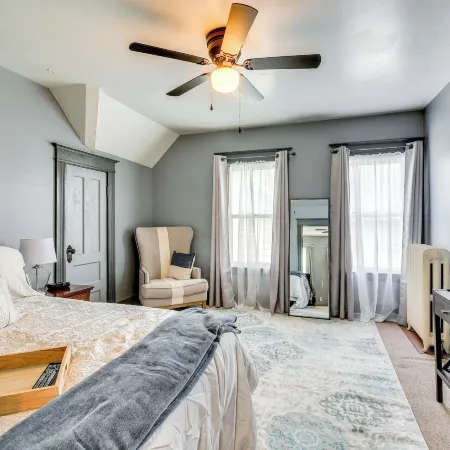 < 2 Mi to Hospitals & University: South Wedge Apt!