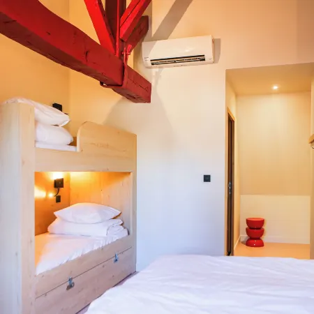 Mustard Hostel Отели в г. Дижон