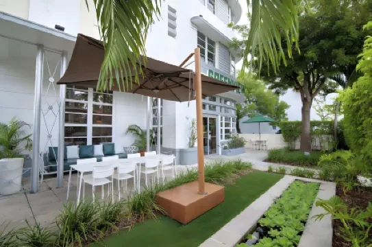 Greenview Hotel by Lowkl Отели рядом с достопримечательностью «Холокааст Мемориал Майами-Бич»