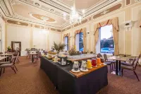 ซีดาร์ คอร์ท ฮาร์โรเกต